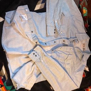 Is button down shirt from cinch it has marvel buttons